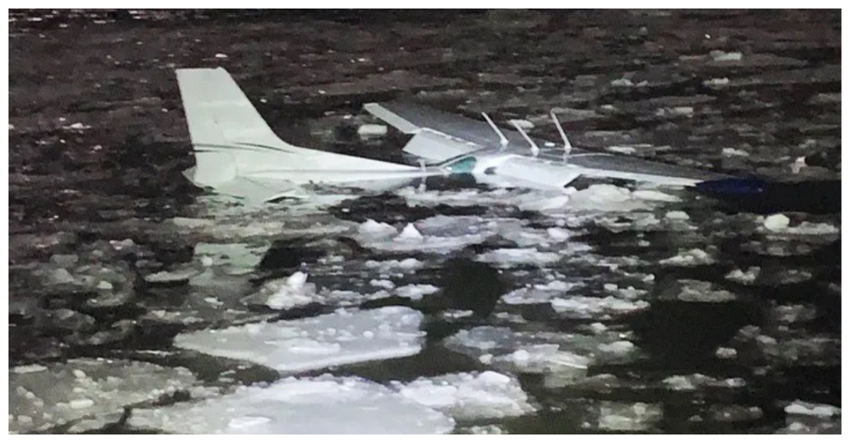 হাডসন নদীতে বিধ্বস্ত সেসনা ১৭২ বিমান। ছবি: মিডল হোপ ফায়ার ডিপার্টমেন্টের ফেসবুক পেজ